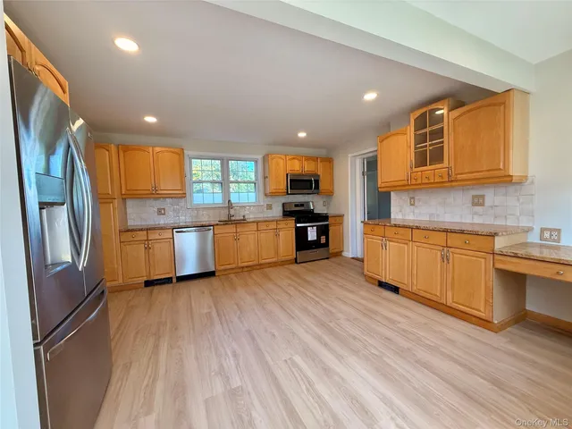 $4,500 | Undisclosed Address, Lindenhurst, NY 11757