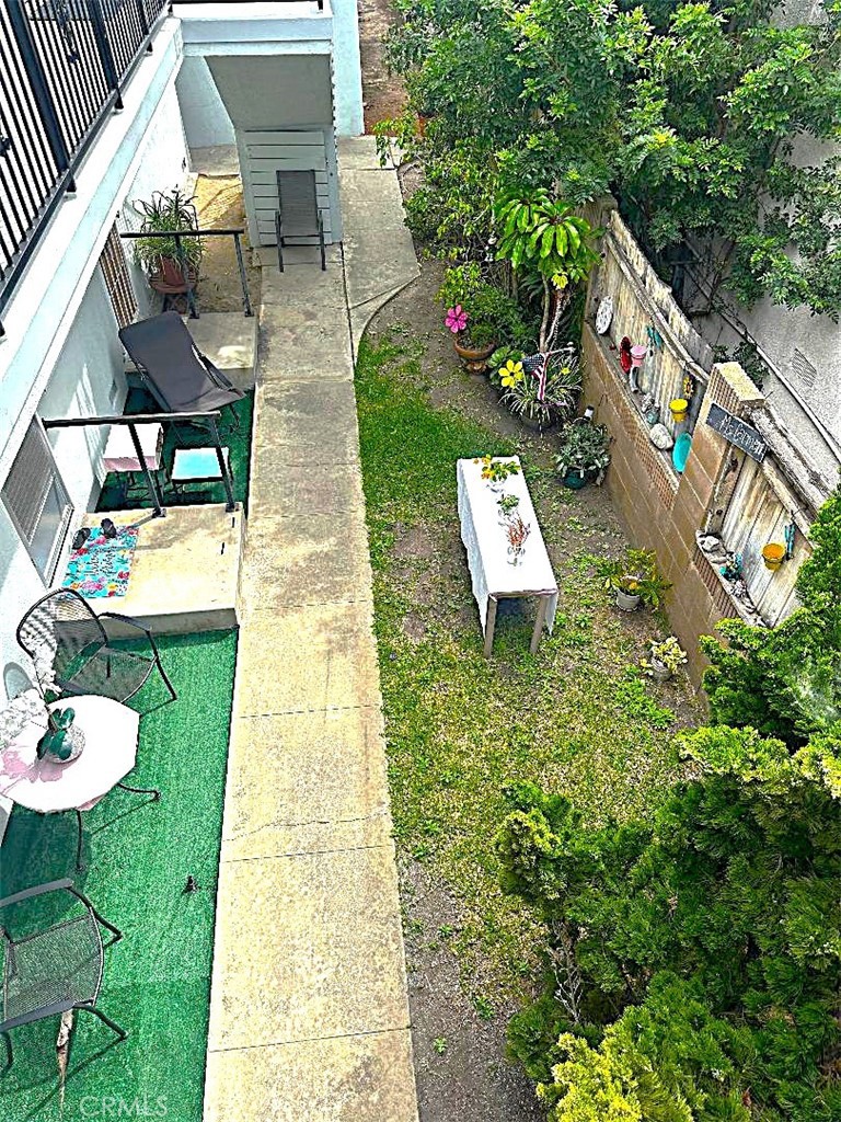 2202 Mathews Avenue Redondo Beach, CA 90278 - Photo 20 of 22 The Central Yard Area Offers Privacy and a Nice Community Area For The Tenants.