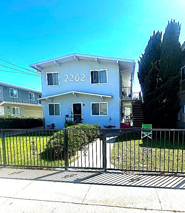 2202 Mathews Avenue Redondo Beach, CA 90278 - Photo 2 of 22 The Property Consists of Six 1 Bedroom 1 Bath Units in a Great North Redondo Location.