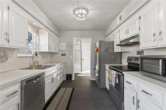 $295,000 | 7921 Yecker Avenue, Kansas City, KS 66109