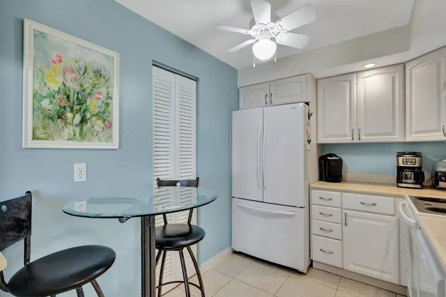 a view of livingroom with furniture