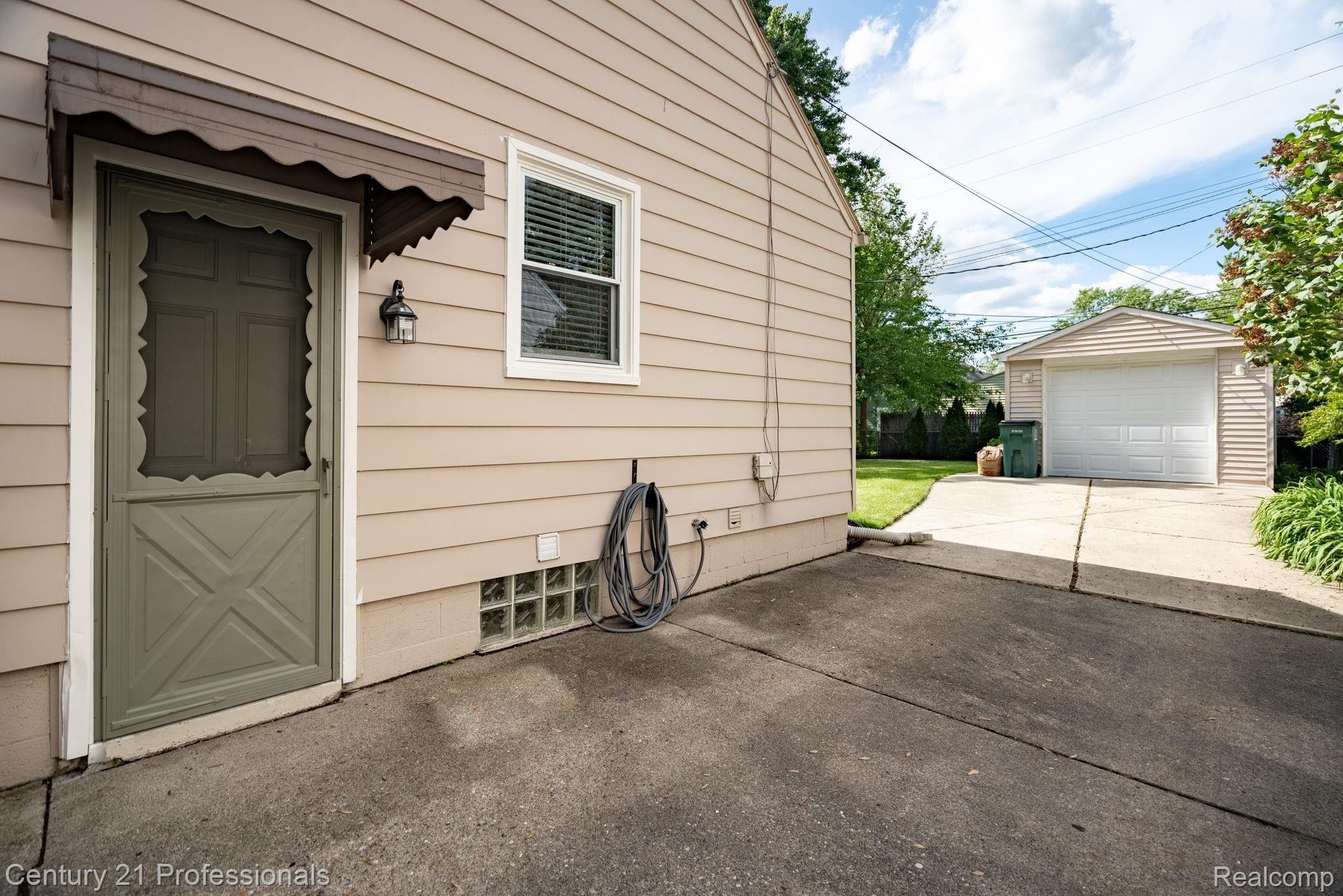 2222 Dorothea Road Berkley, MI 48072 - Photo 25 of 32 25.jpeg