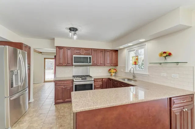 $679,000 | 1010 West Haven Drive, Arlington Heights, IL 60005