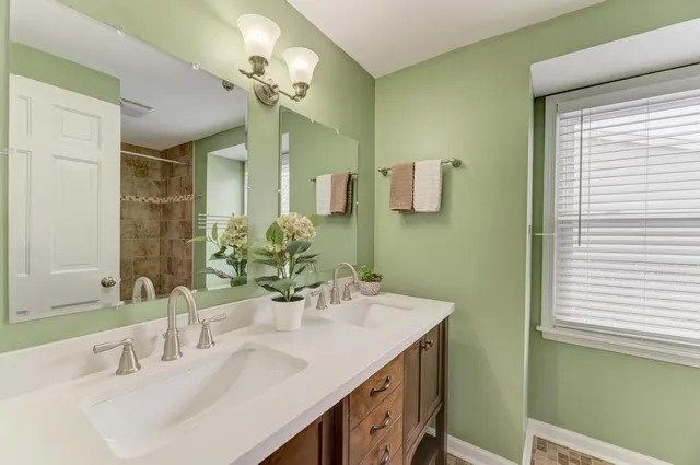 $679,000 | 1010 West Haven Drive, Arlington Heights, IL 60005