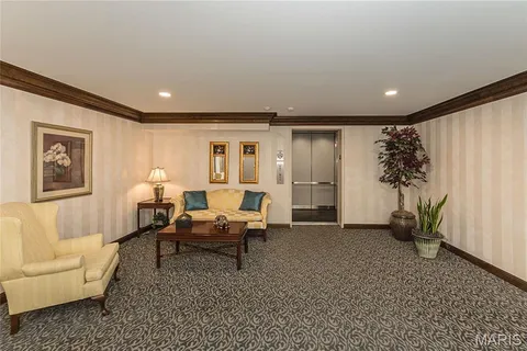 $430,000 | 14308 East Conway Meadows Court, Unit 201, Chesterfield, MO 63017