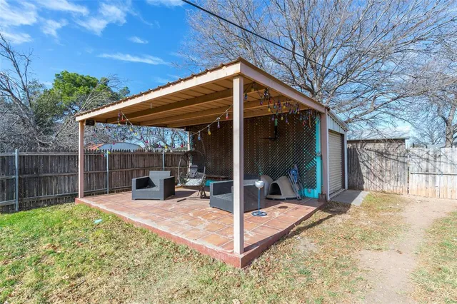 a view of a house with backyard and sitting area
