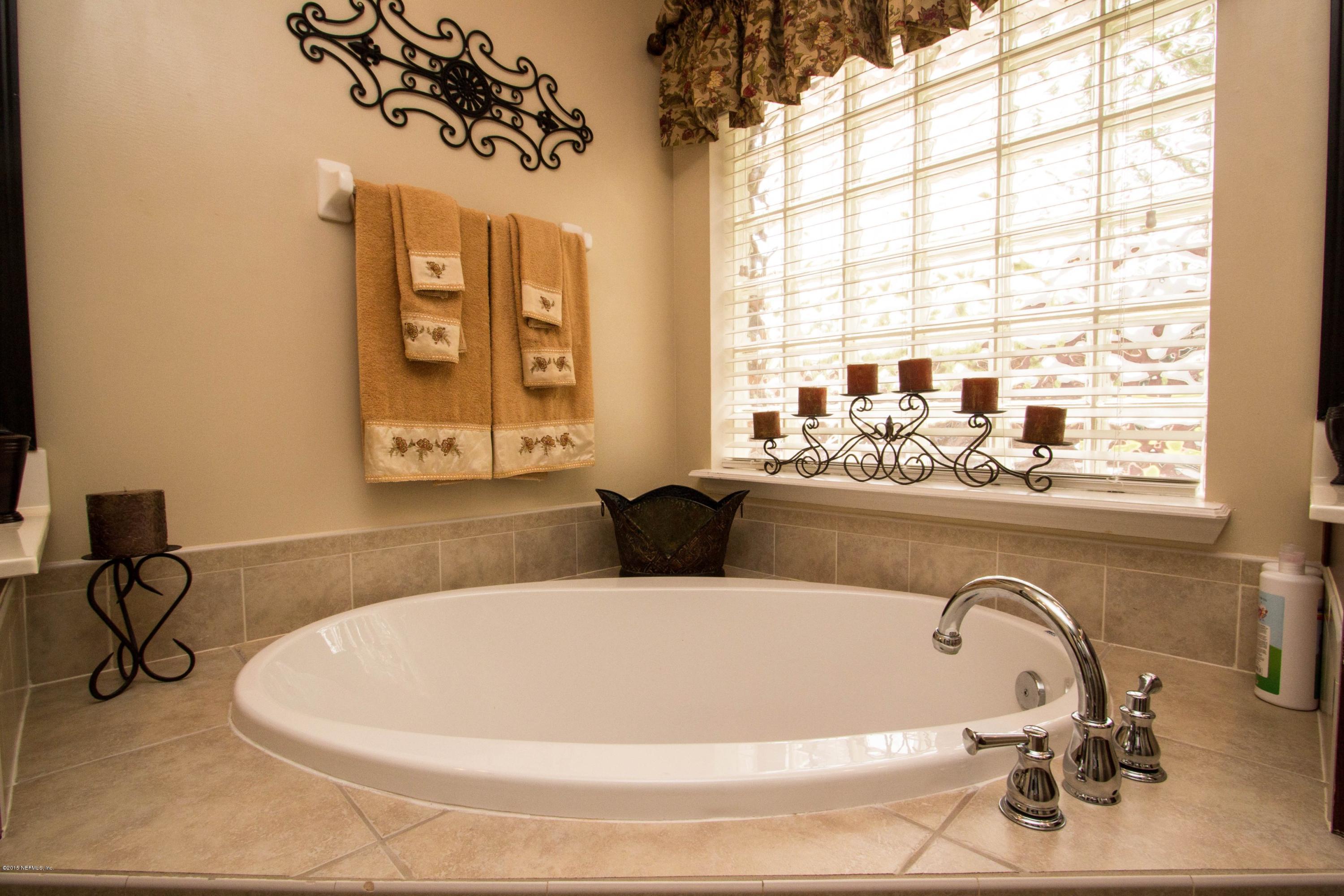 1659 Lockend Road Jacksonville, FL 32221 - Photo 22 of 35 Master Garden Tub