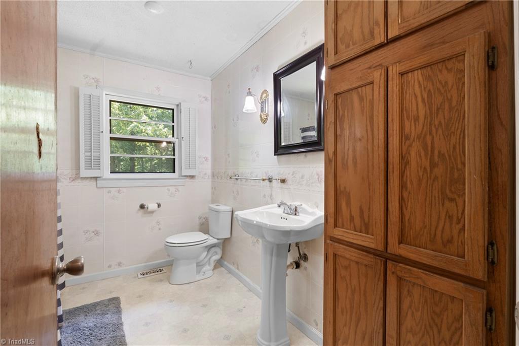 3622 Lower Lake Road Thomasville, NC 27360 - Photo 12 of 28 FULL BATHROOM