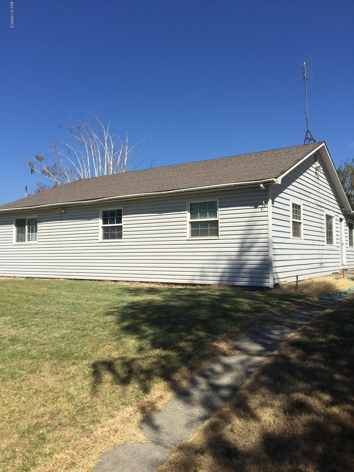 a front view of house with yard