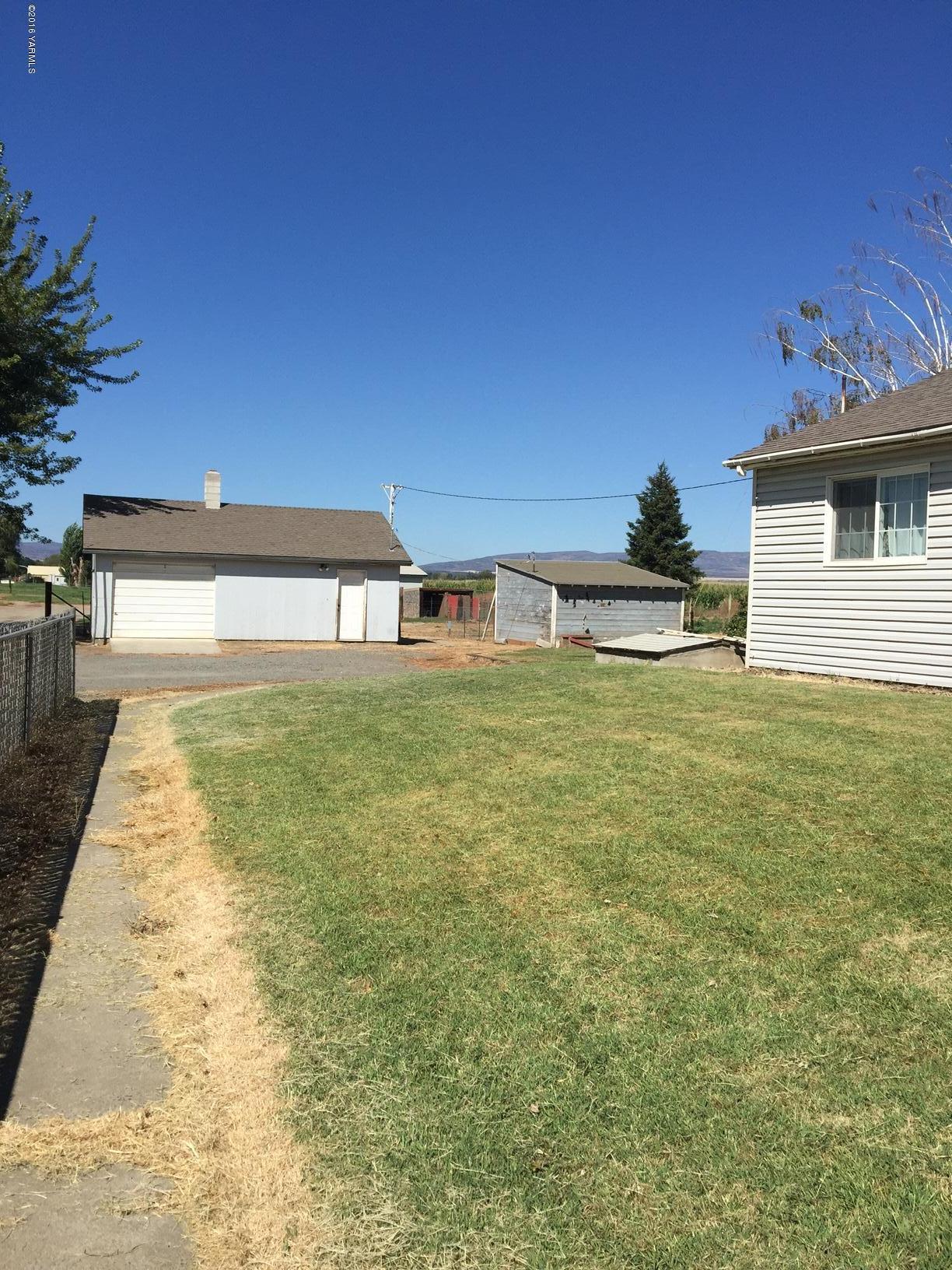 2160 Sheller Road Sunnyside, WA 98944 - Photo 2 of 2 a view of a swimming pool with an outdoor space and seating area
