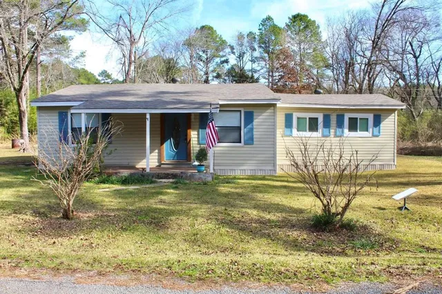 a view of a house with backyard
