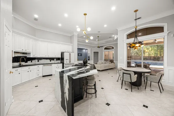 $1,350,000 | 27 Morning Arbor Place, The Woodlands, TX 77381