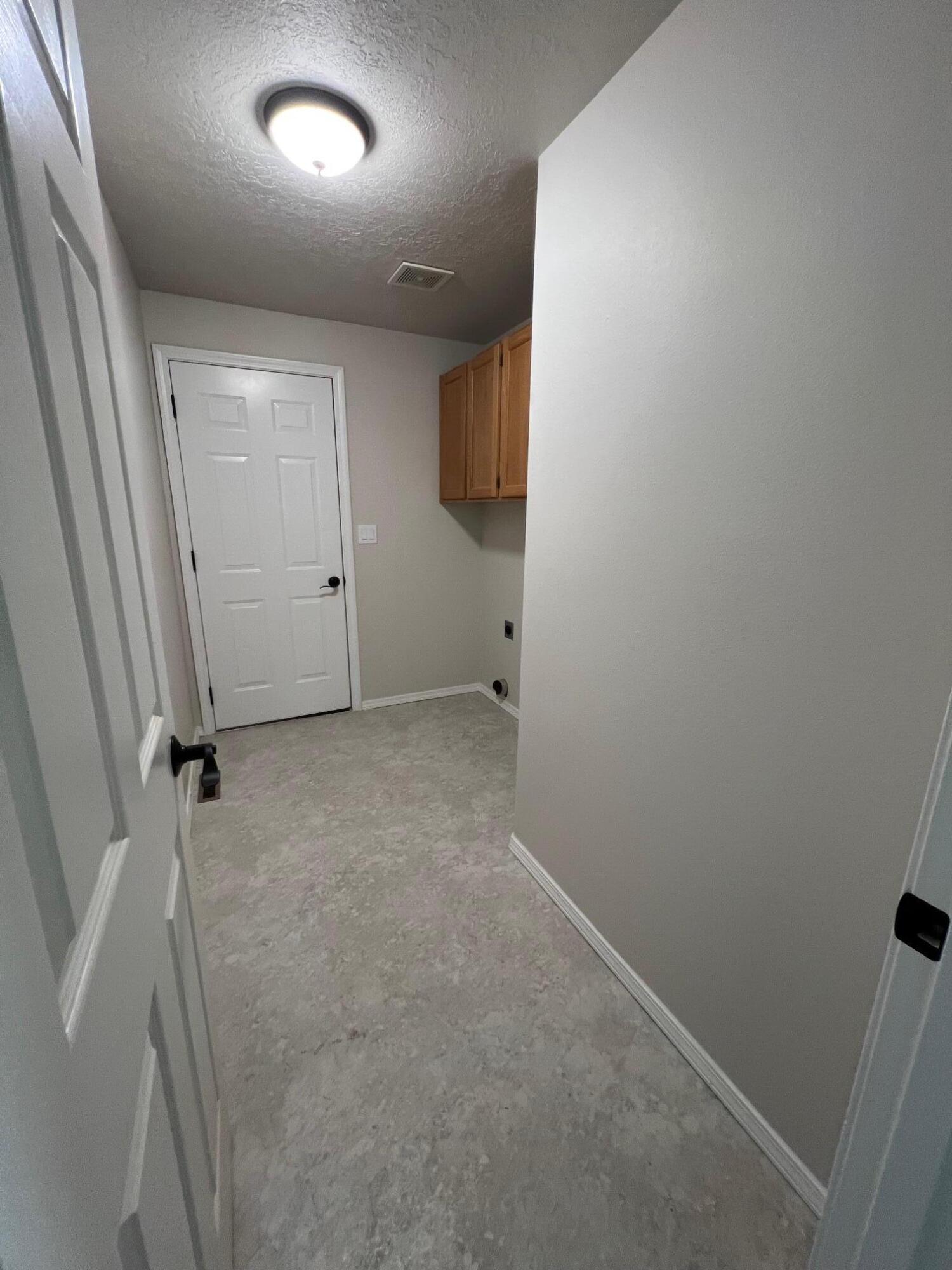 629 Deer Ridge Court Madras, OR 97741 - Photo 27 of 39 an empty room with a bench