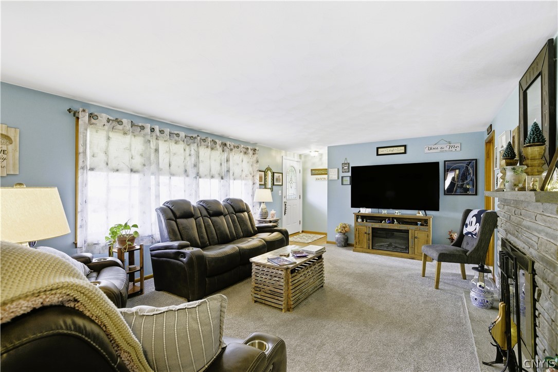 116 Huntshill Road Geddes, NY 13209 - Photo 11 of 28 Living Room