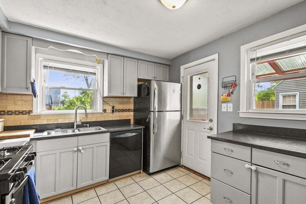 265 Pheland Street Springfield, MA 01109 - Photo 5 of 29 Gallery Image 5