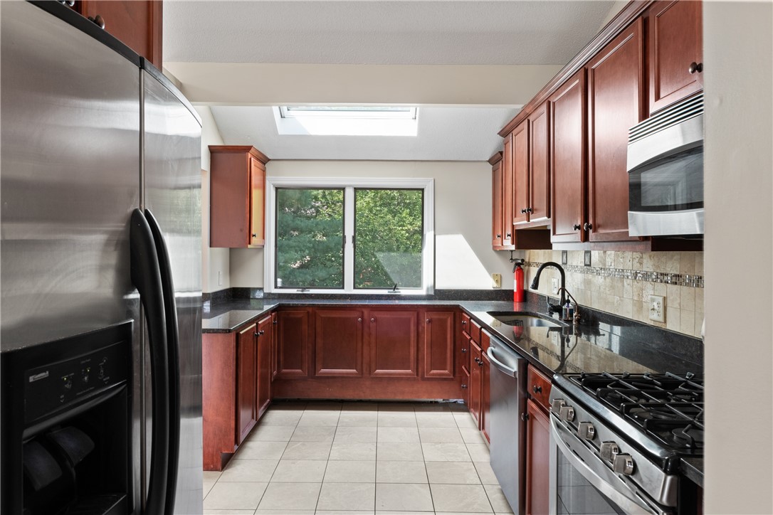 66 Valley View Drive Cranston, RI 02921 - Photo 9 of 33