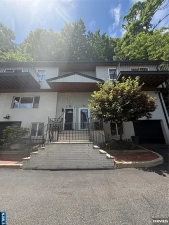 $4,525 | 31 Hooks Lane, Unit 7, Edgewater, NJ 07020