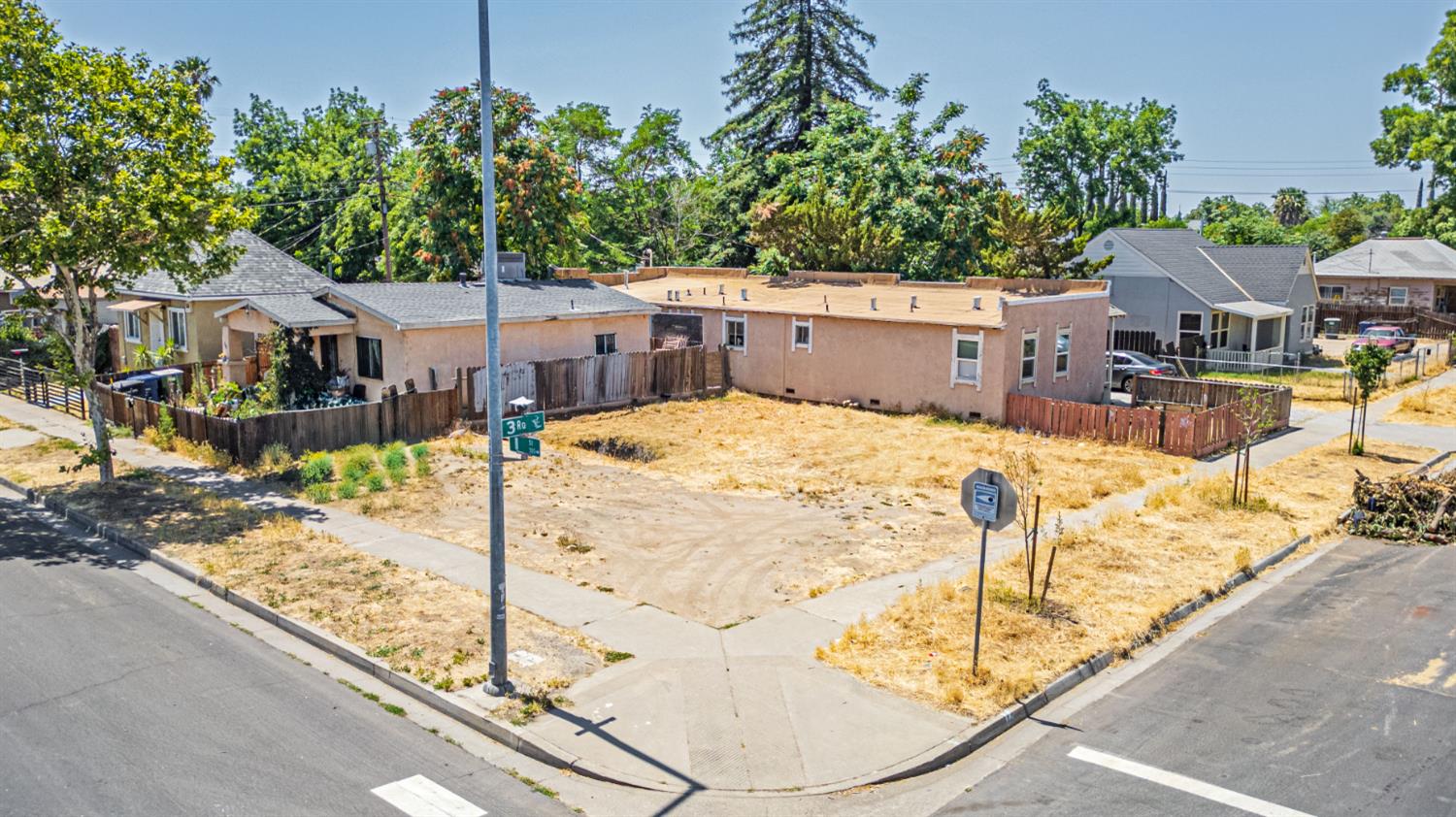 a view of a backyard