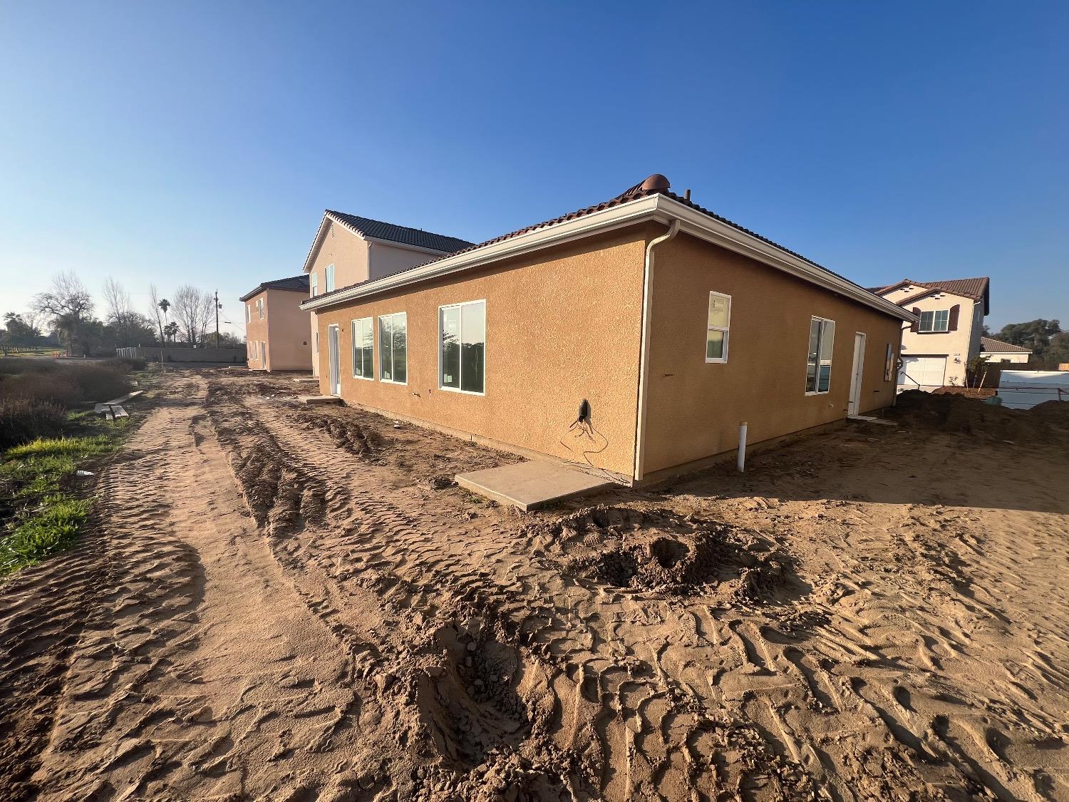 1502 Concord Way Dinuba, CA 93618 - Photo 4 of 12 a view of a house with a yard