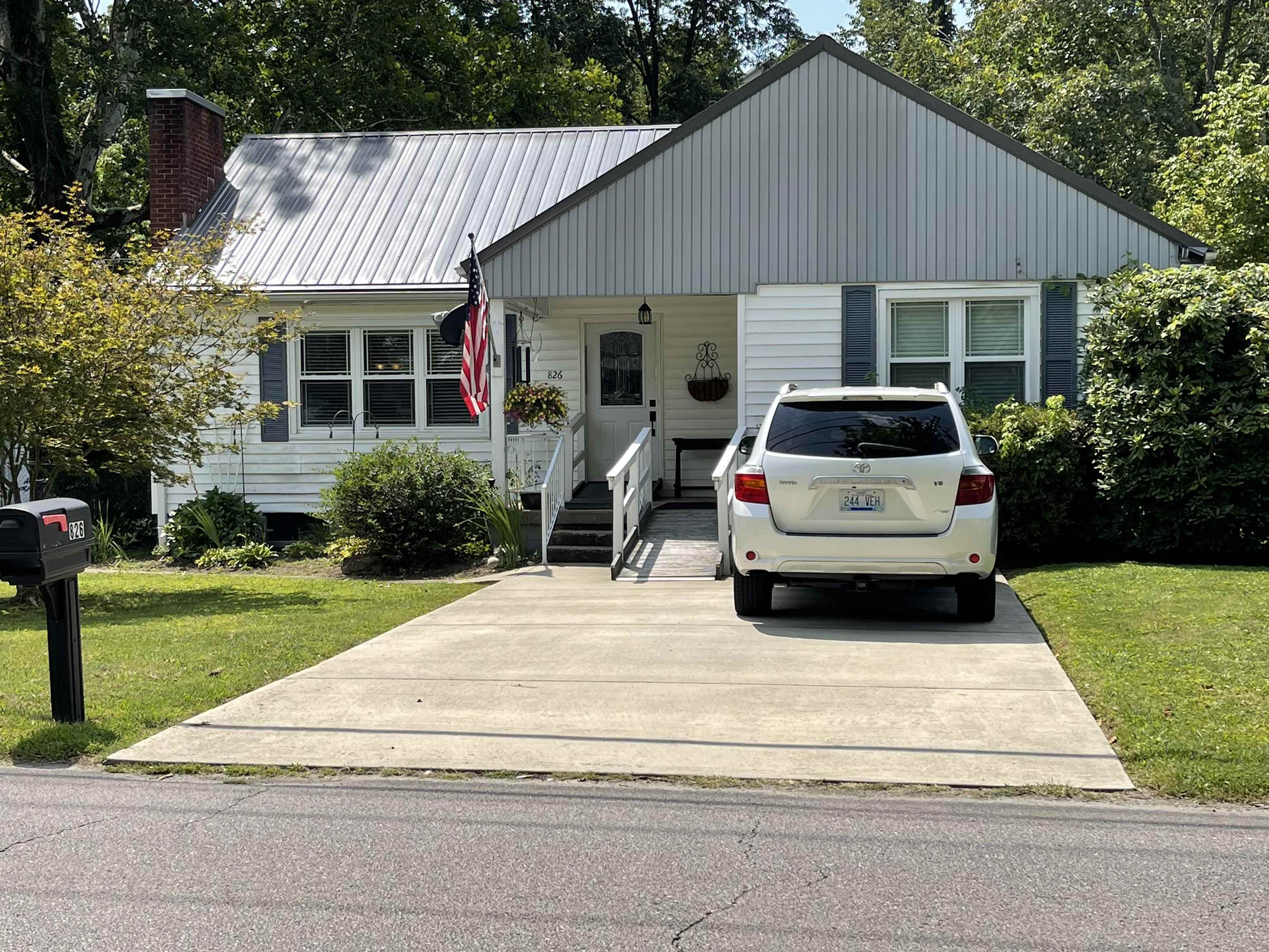 826 Raceland Avenue Raceland, KY 41169 - Photo 3 of 33