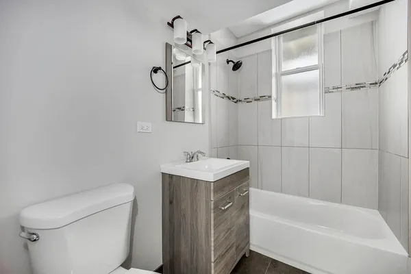 $3,200 | 3924 West Altgeld Street, Unit 1, Chicago, IL 60647
