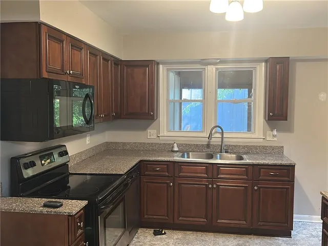 $300,000 | 10902 71st Place, Shawnee, KS 66203