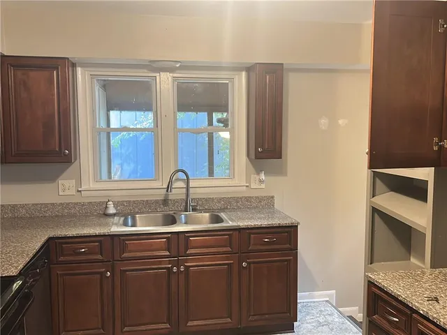 $300,000 | 10902 71st Place, Shawnee, KS 66203