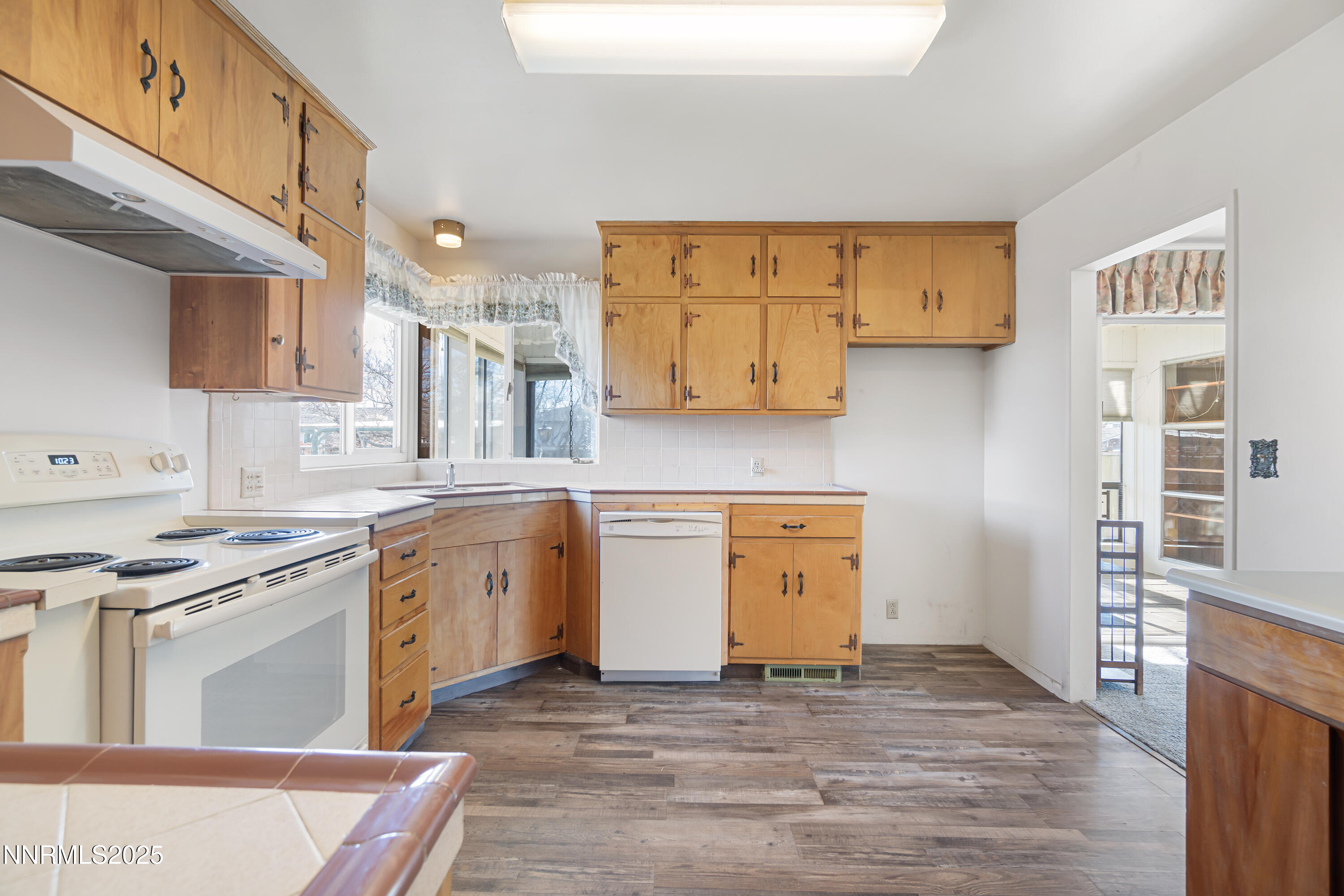 475 South Bailey Street Fallon, NV 89406 - Photo 11 of 27 a kitchen with stainless steel appliances granite countertop a stove a sink and a microwave