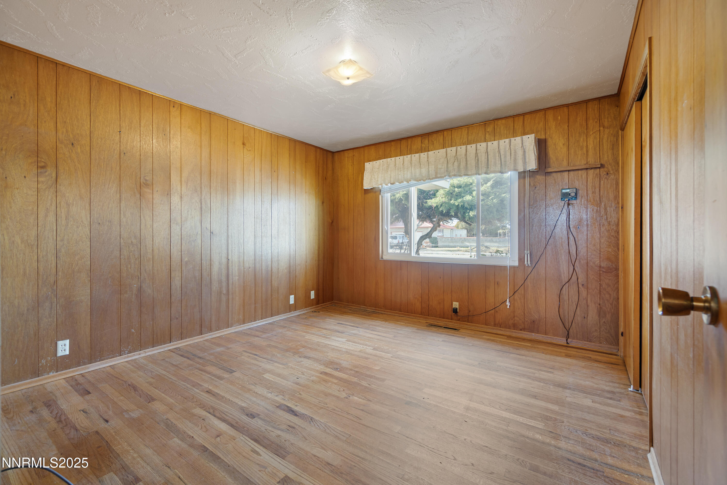 475 South Bailey Street Fallon, NV 89406 - Photo 14 of 27 wooden floor in an empty room with a window