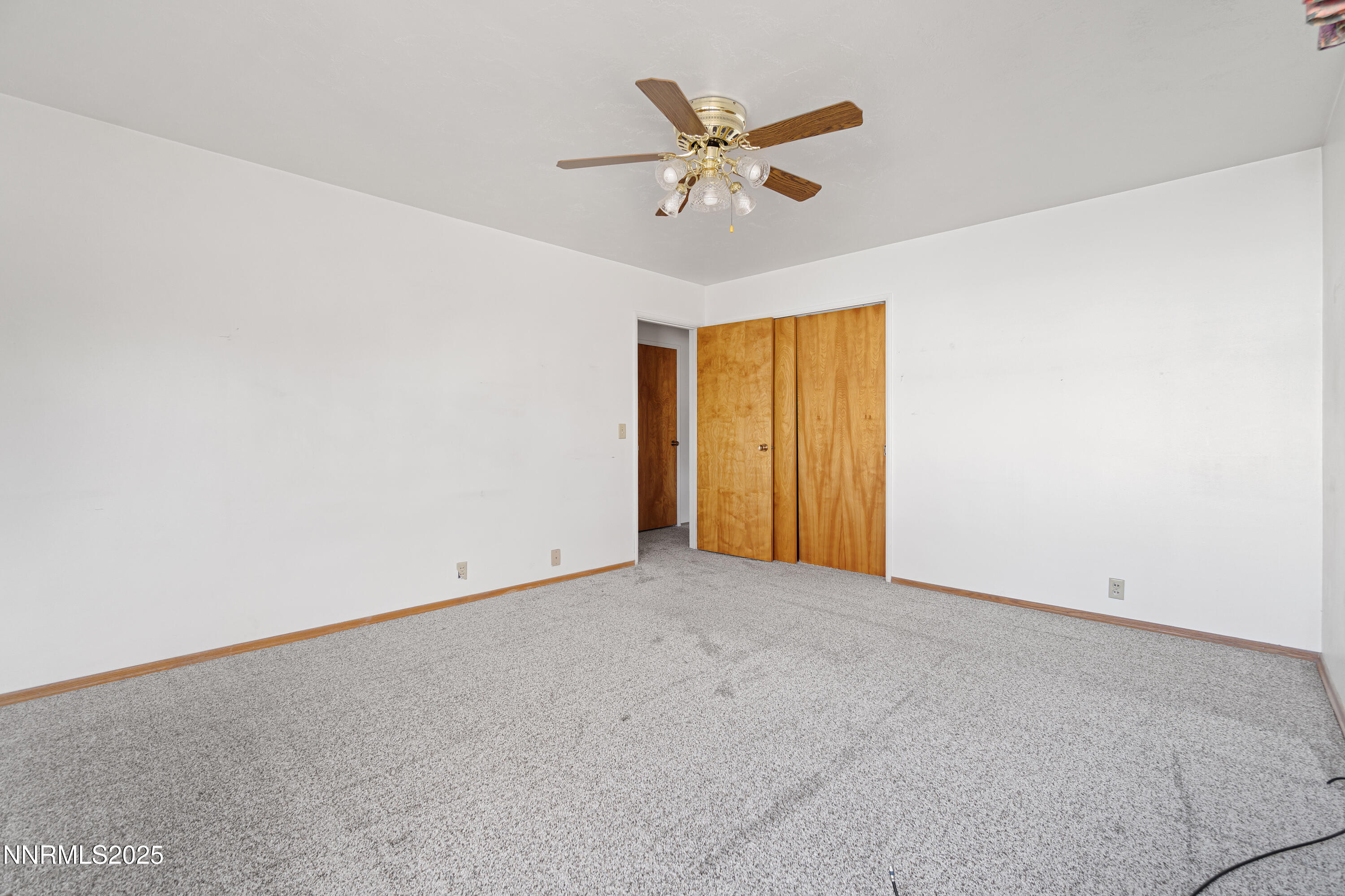 475 South Bailey Street Fallon, NV 89406 - Photo 18 of 27 an empty room with a ceiling fan and a window