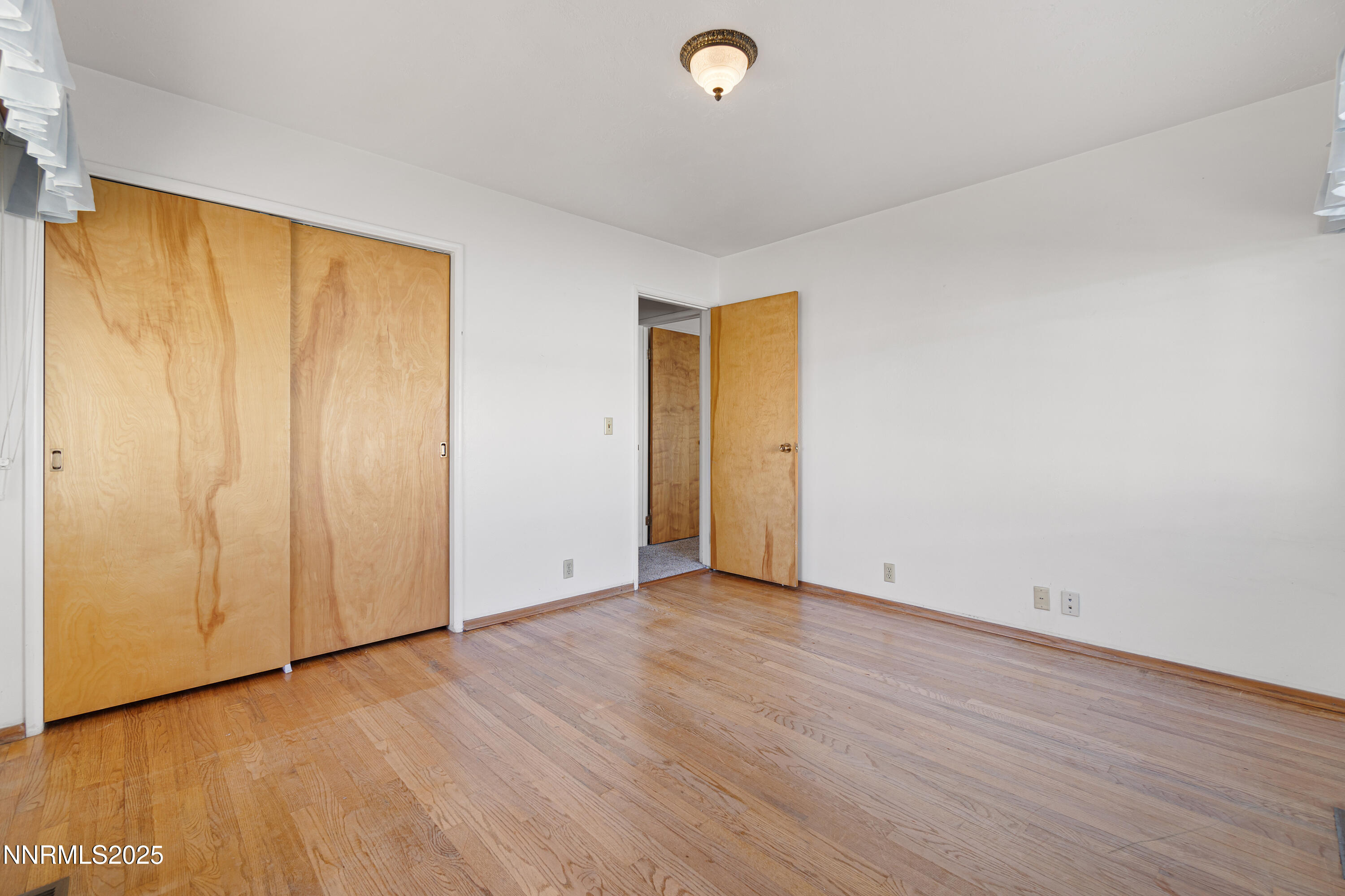 475 South Bailey Street Fallon, NV 89406 - Photo 20 of 27 an empty room with wooden floor and windows