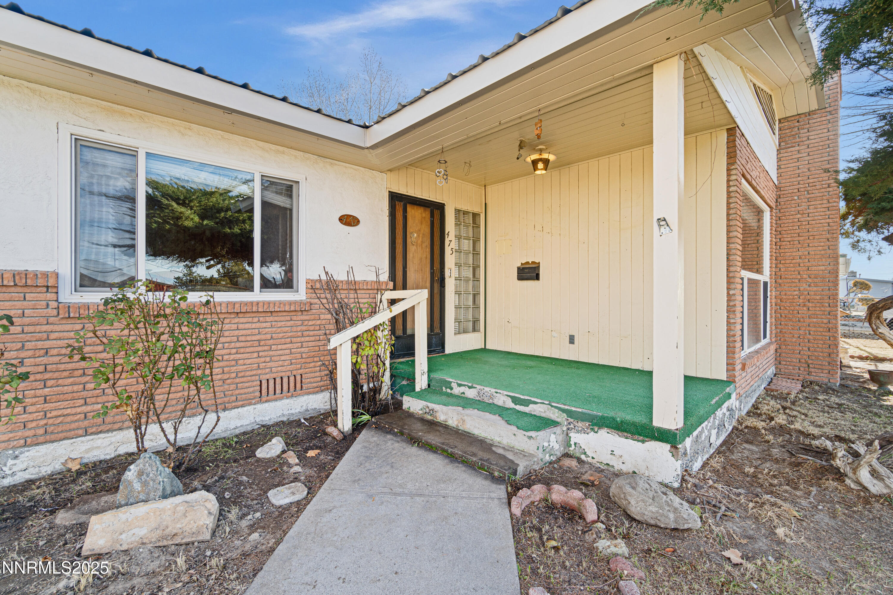 475 South Bailey Street Fallon, NV 89406 - Photo 4 of 27 a front view of a house with garden