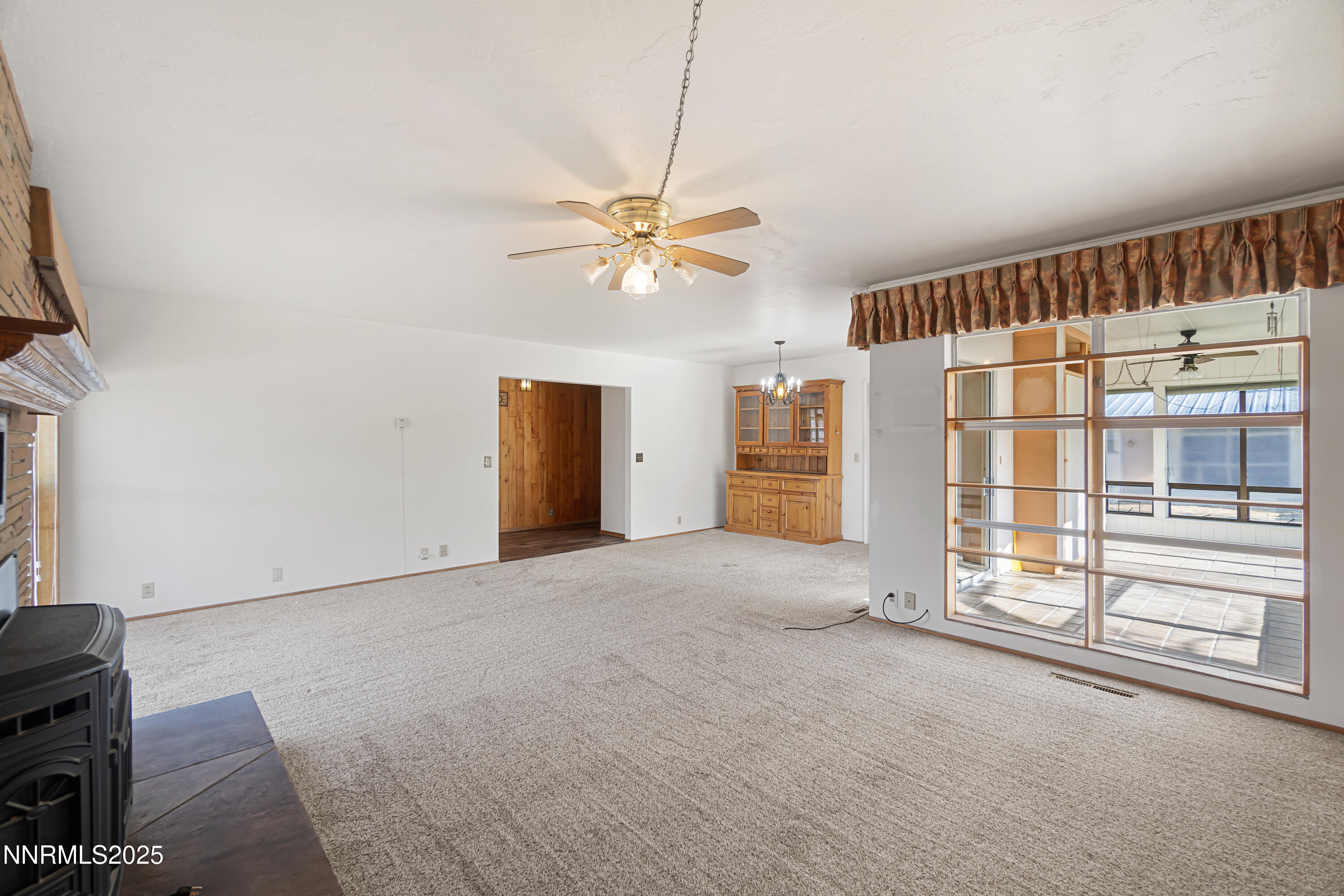 475 South Bailey Street Fallon, NV 89406 - Photo 8 of 27 a view of an empty room with a window