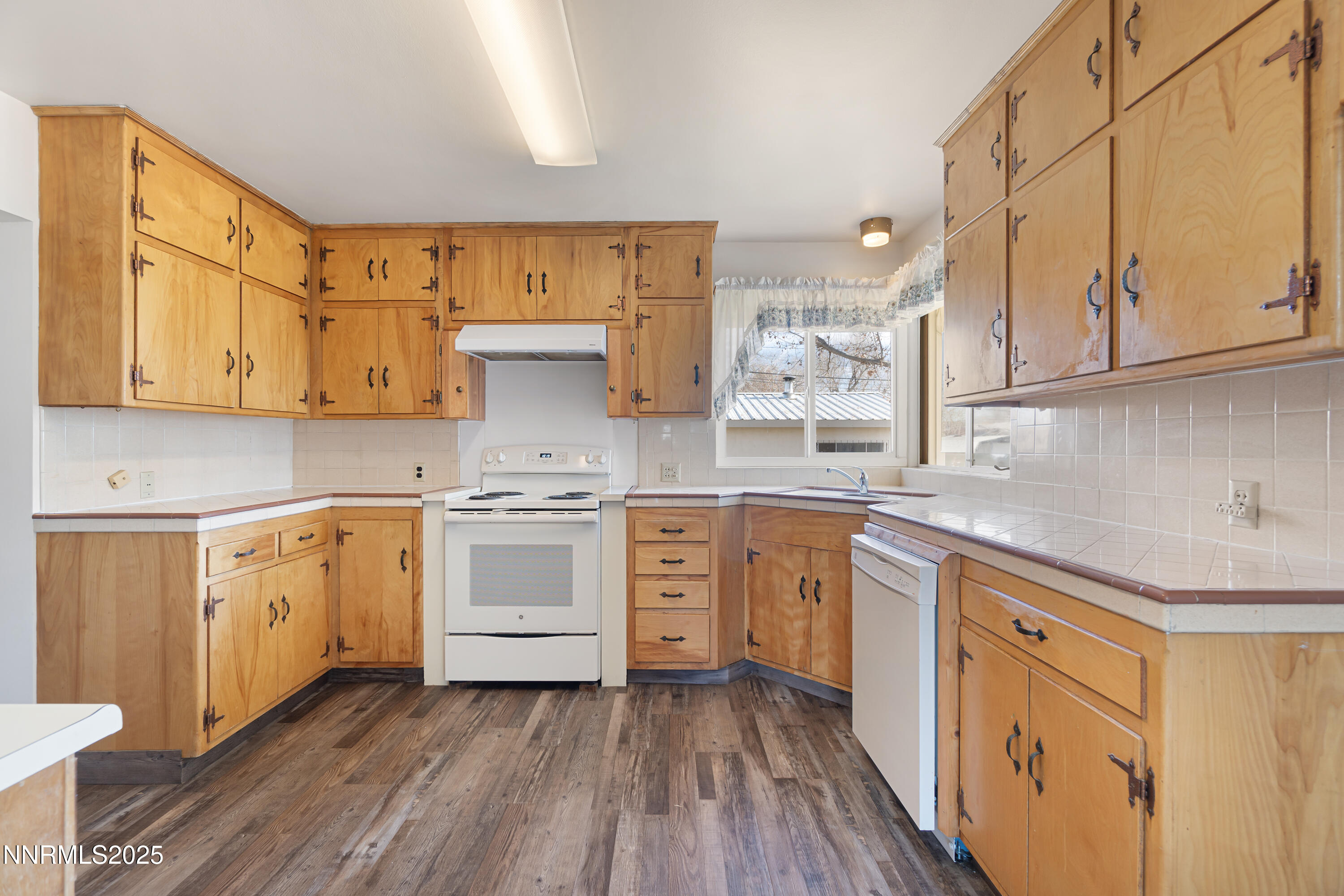 475 South Bailey Street Fallon, NV 89406 - Photo 9 of 27 a kitchen with stainless steel appliances white cabinets and a sink