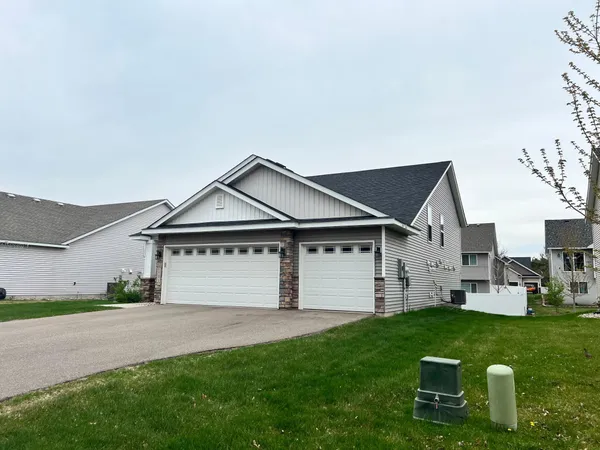 $2,795 | 1731 Riverside Drive, Shakopee, MN 55379