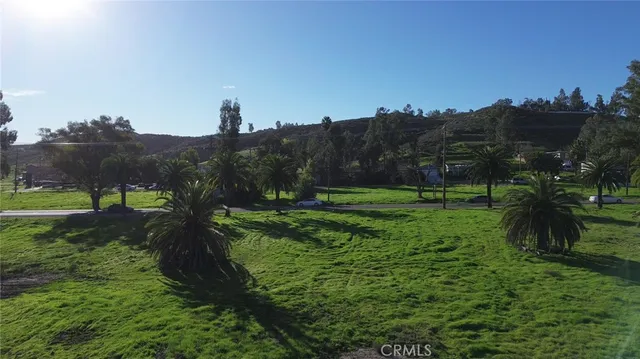 a view of a back yard