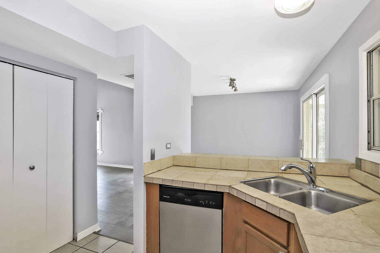 369 Cedar Court Carol Stream, IL 60188 - Photo 11 of 24