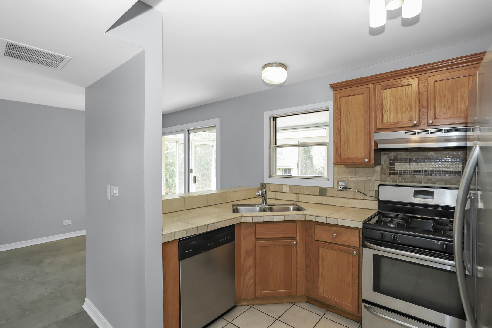 369 Cedar Court Carol Stream, IL 60188 - Photo 10 of 24