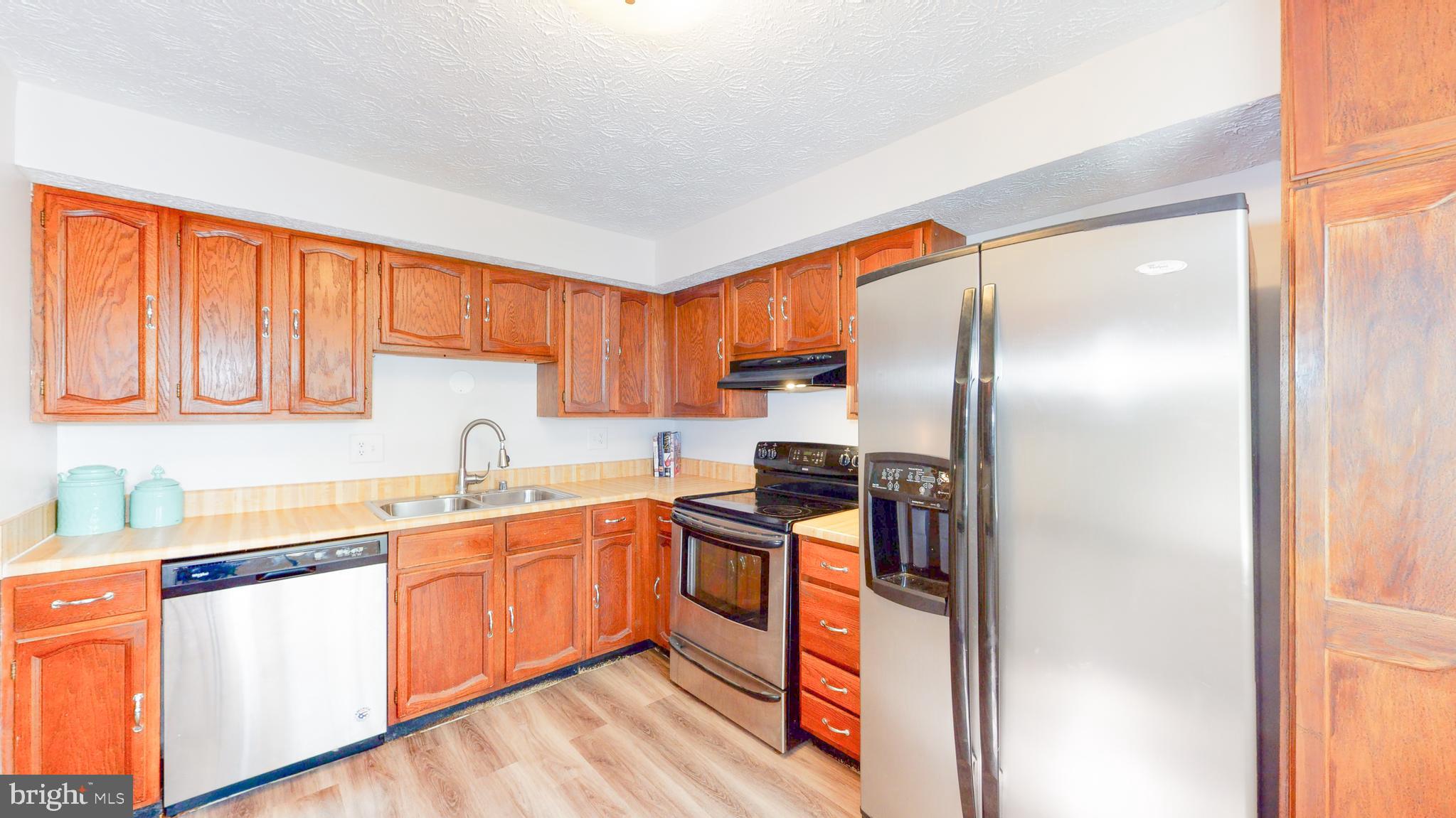 11507 Ivy Bush Court Reston, VA 20191 - Photo 9 of 32 Lots of counter space in the kitchen