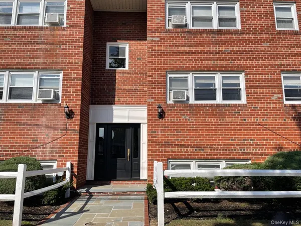 $2,450 | 133 Dubois Avenue, Unit A 9, Valley Stream, NY 11581