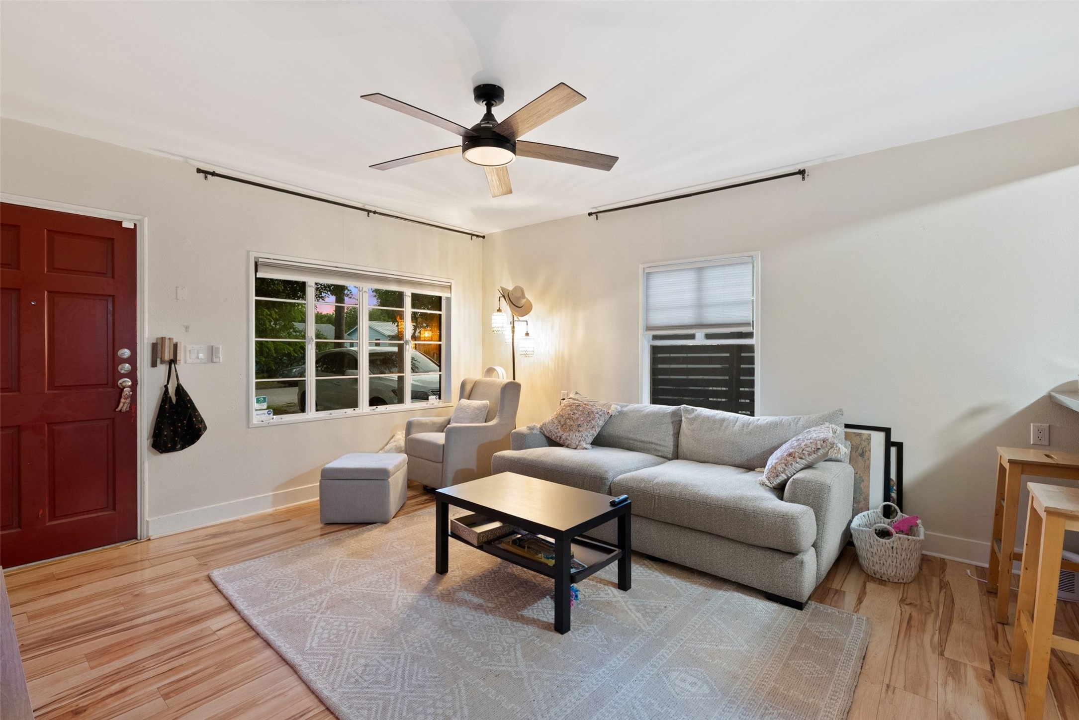 412 West Croslin Street Austin, TX 78752 - Photo 5 of 36 Hardwood floors and a welcoming ceiling fan adorn this comfortable living space.