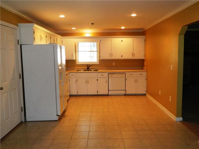 4213 Summitville Road Manchester, TN 37355 - Photo 6 of 17 Kitchen with lots of countertops and cabinets.