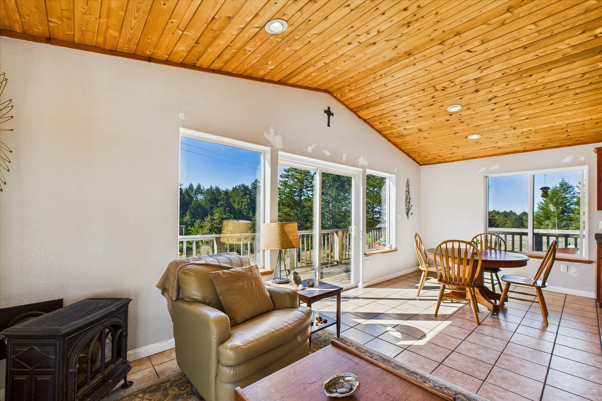 199 Spring Road Whitethorn, CA 95589 - Photo 7 of 37