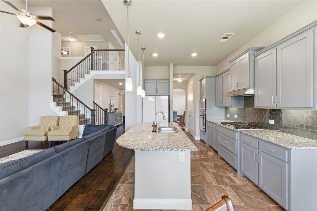 7452 Reverchon Drive Irving, TX 75063 - Photo 8 of 40