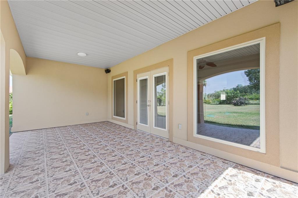 112 Madelyn Rose Bayview, TX 78566 - Photo 28 of 41 a view of a big room with a fireplace