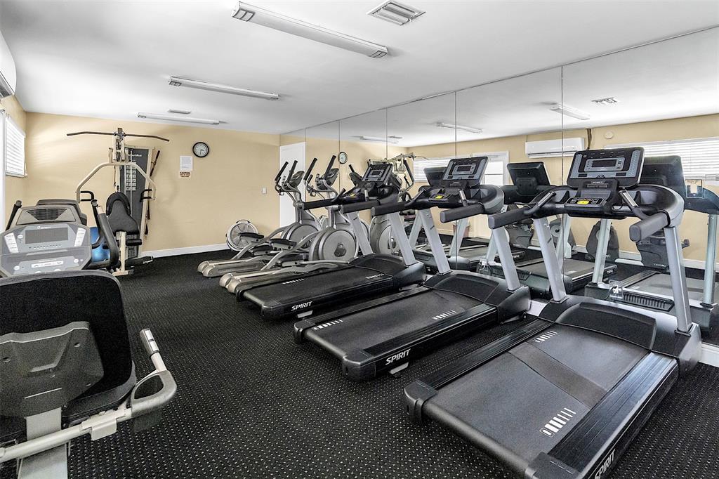 809 Putter Place Pompano Beach, FL 33069 - Photo 44 of 51 a view of a room with gym equipment