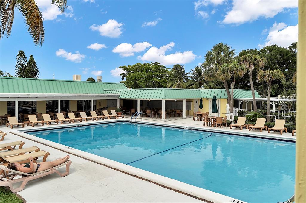 809 Putter Place Pompano Beach, FL 33069 - Photo 50 of 51 a view of a swimming pool with chairs