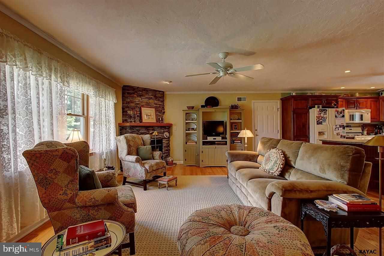 112 Chelsea Way York, PA 17406 - Photo 3 of 26 Gallery Image 3