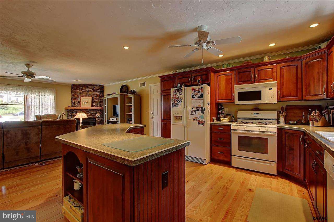 112 Chelsea Way York, PA 17406 - Photo 8 of 26 Gallery Image 8
