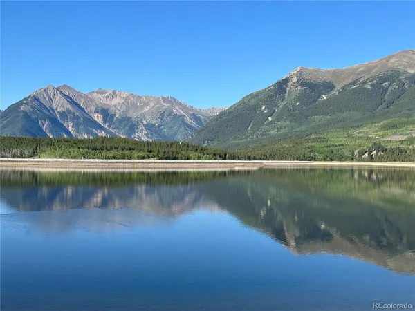 a view of a lake in middle of a city